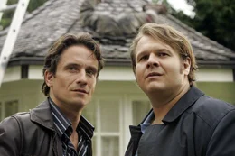 Ein Toter ruft die Kommissare Schiller (Oliver Mommsen, l.) und Mauser (Oliver Fleischer, r.) an den Tatort. Und der liegt ausgerechnet im Garten von Peggys Freundin Anja, deren Mann mit seinem geliebten Rasenm&auml;her explodiert ist ...
