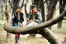 Aus dem grauen Alltag voller famili&auml;rer und schulischer Sorgen fliehen Jess (Josh Hutcherson, r.) und Leslie (Anna Sophie Robb, l.) in ihr Phantasiereich Terabithia, wo sie viele abenteuerliche Stunden verbringen. Bis Leslie dort etwas &Uuml;berraschendes zust&ouml;&szlig;t ...