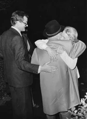 Walter Palmers umarmt seine Ehefrau Gunilla nach seiner Freilassung im November 1977.