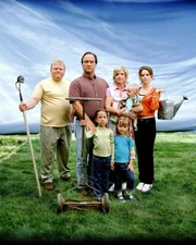Eine Familie aus dem Bilderbuch (v.l.): Andy (Larry Joe Campbell), Jim (James Belushi), Ruby (Taylor Atelian), Cheryl (Courtney Thorne-Smith), Gracie (Billi Bruno), Kyle (Conner Rayburn) und Dana (Kimberly Williams-Paisley). Eine Familie aus dem Bilderbuch (v.l.): Andy (Larry Joe Campbell), Jim (James Belushi), Ruby (Taylor Atelian), Cheryl (Courtney Thorne-Smith), Gracie (Billi Bruno), Kyle (Conner Rayburn) und Dana (Kimberly Williams-Paisley).