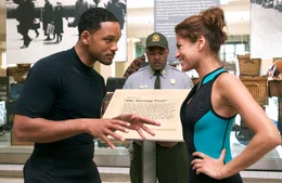 Dank seiner genialen Flirt-Tipps und seiner guten Kontakte arrangiert Hitch (Will Smith, r.) f&uuml;r seine Kundschaft Dates mit den au&szlig;ergew&ouml;hnlichsten Frauen. Eines Tages jedoch lernt er die hinrei&szlig;ende Journalistin Sara (Eva Mendes, l.) kennen ...