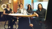 (v.l.): Parker (Beth Riesgraf), Nate (Timothy Hutton), Sophie (Gina Bellman) und Eliot (Christian Kane)