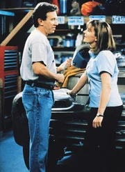 Jill (Patricia Richardson) ist verzweifelt, weil es ihr nicht gelingt, den scheinbar völlig unflexiblen Tim (Tim Allen) dazu zu bewegen, auch nur einen kleinen Schritt von seiner täglichen Routine abzuweichen. Jill (Patricia Richardson) ist verzweifelt, weil es ihr nicht gelingt, den scheinbar völlig unflexiblen Tim (Tim Allen) dazu zu bewegen, auch nur einen kleinen Schritt von seiner täglichen Routine abzuweichen.
