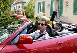 Der allein erziehende Vater Dr. Peter Grainernapp (Heio von Stetten) macht mit seinen beiden Kindern Jennifer (Gina Sehlmeyer) und Philipp (Alexander Seidel) einen Badeausflug im neuen Luxusauto.