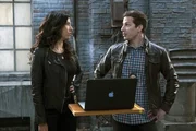 Rosa Diaz (Stephanie Beatriz, l.); Jake Peralta (Andy Samberg, r.)