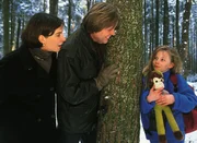 Dr. Stefan Frank (Sigmar Solbach) und Dr. Bea Gerlach (Isabelle von Siebenthal) finden die Ausrei&szlig;erin Iris (Jana Kilka).