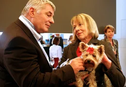 Der Million&auml;r Hofmeister (Heinz Hoenig) und Linas Mutter Mutter Ada (Gabriele Dossi) stellen fest, dass sie beide ein Herz f&uuml;r Hunde haben.