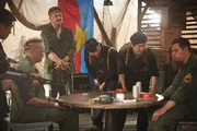 Vietnamesische Guerillas zwingen amerikanische Soldaten (Max Giermann, Holger Stockhaus, Paul Sedlmeir), vietnamesisches Roulette zu spielen. Vietnamesische Guerillas zwingen amerikanische Soldaten (Max Giermann, Holger Stockhaus, Paul Sedlmeir), vietnamesisches Roulette zu spielen.