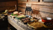 Zu Tisch Jaemtland – Schweden Traditionelles Weihnachtsbuffet Julbord mit kalten und heissen Speisen Zu Tisch Jaemtland – Schweden Traditionelles Weihnachtsbuffet Julbord mit kalten und heissen Speisen