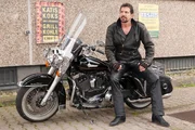 Rocker Wolle (Thomas Krautenburger) interessiert sich f&uuml;r die Tankstelle.