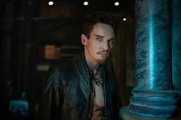 Der gef&auml;hrliche Valentin (Jonathan Rhys Meyers), ein m&auml;chtiger Schattenj&auml;ger, l&auml;sst Clarys Mutter Jocelyn entf&uuml;hren und er&ouml;ffnet die Jagd auf Clary ...