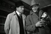 Lestrade (Dennis Hoey, l.) und Sherlock Holmes (Basil Rathbone)
