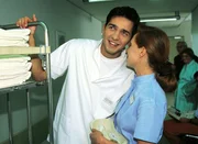 Pfleger Julian (Andreas Elsholz) flirtet im Krankenhaus mit seiner Freundin Katja (Astrid L&uuml;bbe).