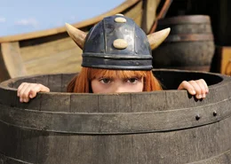 Als eines Tages feindliche Wikinger das Dorf Flake &uuml;berfallen und alle Kinder au&szlig;er Wickie (Jonas H&auml;mmerle) entf&uuml;hren, schmuggelt sich Wickie heimlich auf das Drachenboot seines Vaters Halva und erlebt eine abenteuerliche Verfolgungsjagd ...