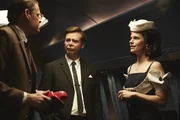 McNamara (Max Giermann, l.) versucht es mal mit Vernunft, sein Chef, John F. Kennedy (Matthias Matschke, M.), l&auml;sst sich aber nur kurz von der attraktiven Stewardess (Isabell Polak, r.) ablenken.