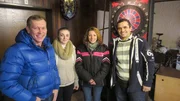 Tr&ouml;delprofi Otto Schulte (li) mit Katharina, Nadine und Visar
