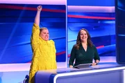 Gisa Flake (l.) wei&szlig; offensichtlich die Antwort im Teamplay mit Gr&uuml;nen-Politikerin Ricarda Lang beim "heute-show extra - Das Quiz".
