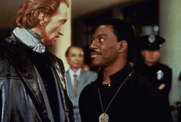 Sardo Numspa (Charles Dance, l.), der Abgesante des B&ouml;sen, glaubt mit dem witzelnden Sozialarbeiter Chandler Jarrell (Eddie Murphy, r.) ein leichtes Spiel zu haben und muss nun einsehen, dass er sich geirrt hat ...