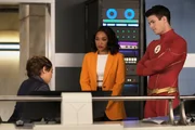 (v.l.n.r.) XS (Jessica Parker Kennedy); Iris West-Allen (Candice Patton); The Flash (Grant Gustin)