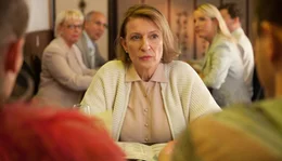 Die verwitwete Emma (Dagmar Manzel) ist mit ihrer Tochter Linda und deren Freund Arne zum Essen in einem vietnamesischen Restaurant verabredet.