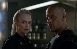 Die Terroristin Cipher (Charlize Theron) hat Dominic Toretto (Vin Diesel) in ihrer Hand.