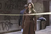 Kate Beckett (Stana Katic) ist etwas &uuml;berrascht, dass sich die Schauspielerin Natalie Rhodes am Tatort aufh&auml;lt ...