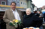 Resi (Ruth Drexel, r.) und Benno (Ottfried Fischer, l.) bekommen einen Blumenstrauß. Resi (Ruth Drexel, r.) und Benno (Ottfried Fischer, l.) bekommen einen Blumenstrauß.