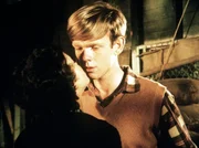 Jason (Jon Walmsley, r.) flirtet heftig mit Sally (Erin Moran, l.). Er wei&szlig; nicht, dass sein Bruder Ben in die junge Lady verliebt ist.