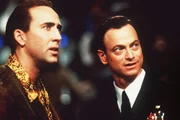 Bei einem Boxkampf in der "Casino Arena" von Atlantic City trifft der Cop Rick Santoro (Nicolas Cage, l.) seinen alten Freund Kevin Dunne (Gary Sinise, r.), der den ebenfalls anwesenden Verteidigungsminister bewachen soll.