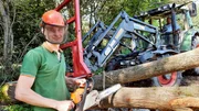 Lorenz Bremehr muss einen umgefallenen Baum zersägen. Lorenz Bremehr muss einen umgefallenen Baum zersägen.