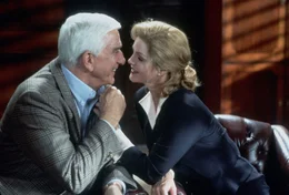 Frank Debrin (Leslie Nielsen) und Jane (Priscilla Presley) kommen sich bei der Paartherapie wieder n&auml;her.