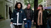 V.l.: Dr. Melinda Warner (Tamara Tunie), Detective Elliot Stabler (Christopher Meloni) und Detective Olivia Benson (Mariska Hargitay) werden zu einem neuen Fall gerufen: Ein Mädchen wird tot im Haus von wildfremden Leuten gefunden. V.l.: Dr. Melinda Warner (Tamara Tunie), Detective Elliot Stabler (Christopher Meloni) und Detective Olivia Benson (Mariska Hargitay) werden zu einem neuen Fall gerufen: Ein Mädchen wird tot im Haus von wildfremden Leuten gefunden.