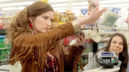 L-R: Carla (Kathryn Hahn) und Amy (Mila Kunis)