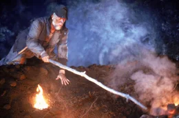 Ein Meteorit schl&auml;gt in der N&auml;he einer kleinen Stadt ein und gibt eine schleimige Masse frei, die sich um die Hand eines Landstreichers (Billy Beck) wickelt ...