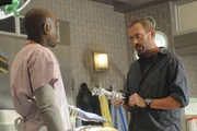 Kurz nachdem House (Hugh Laurie, r.) und Foreman (Omar Epps, l.) den Polizisten Donny entlassen haben, stirbt dieser. Eine Autopsie soll klären, welche seltsame Familienerkrankung daran schuld ist ...