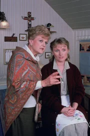 Wei&szlig; Irene Rutledge (Tess Harper, r.) mehr &uuml;ber den Mord an dem Maler Simon Thane, als sie zugibt? Jessica (Angela Lansbury, l.) versucht das herauszufinden ...