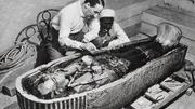 November 1922: Der britische Arch&auml;ologe Howard Carter &ouml;ffnet das Grab von Tutanchamun.