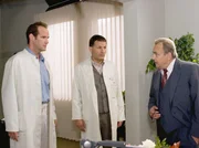 MDR Fernsehen IN ALLER FREUNDSCHAFT FOLGE 296, "Pl&ouml;tzlich und unerwartet", am Montag um 11:45 Uhr. Achim Kreutzer (Johannes Steck, li.) widerspricht Roland Heilmann und setzt bei Professor Simoni (Dieter Bellmann, re.) die Operation von Katharina durch. Dar&uuml;ber kommt es zu Spannungen zwischen Roland und Achim.