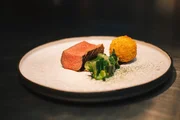 Fertiges Gericht - Geräuchertes Rinderfilet mit Graukäsknödel und Bärlauchmayonaise. Fertiges Gericht - Geräuchertes Rinderfilet mit Graukäsknödel und Bärlauchmayonaise.