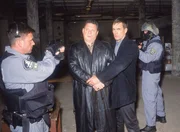 Bonhoff (Wolfgang Krewe, 2.v.re.) und das SEK überwältigen den Zuhälter Makarow (Ronald Nitschke, 2.v.li.). Bonhoff (Wolfgang Krewe, 2.v.re.) und das SEK überwältigen den Zuhälter Makarow (Ronald Nitschke, 2.v.li.).