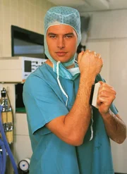 Herz-Spezialist Dr. Thomas Reinhardt (Christopher Barker)