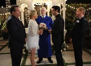 v.li.: Cameron Tucker (Eric Stonestreet), Sal (Elizabeth Banks), Standesbeamter (Ian Patrick Williams), Tony (Michael Masini), Mitchell Pritchett (Jesse Tyler Ferguson).