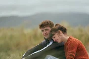 Marianne (Daisy Edgar-Jones) und Connell (Paul Mescal) haben ihre Fehler aus ihrer früheren Beziehung aufgearbeitet. Nun wollen sie versuchen, weiterhin nur Freunde zu sein. Doch tief im Innern wollen die beiden mehr als das. Marianne (Daisy Edgar-Jones) und Connell (Paul Mescal) haben ihre Fehler aus ihrer früheren Beziehung aufgearbeitet. Nun wollen sie versuchen, weiterhin nur Freunde zu sein. Doch tief im Innern wollen die beiden mehr als das.