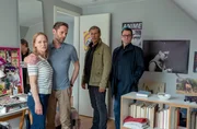 Carina (Theresa Scholze, l.) und Peer Wilkens (Kai Ivo Baulitz, 2.v.l.) sind ratlos: Wer könnte ihrer Tochter Enja etwas anhaben wollen? Finn (Sven Martinek, 2.v.r.) und Lars (Ingo Naujoks, r.) suchen nach Anhaltspunkten. Carina (Theresa Scholze, l.) und Peer Wilkens (Kai Ivo Baulitz, 2.v.l.) sind ratlos: Wer könnte ihrer Tochter Enja etwas anhaben wollen? Finn (Sven Martinek, 2.v.r.) und Lars (Ingo Naujoks, r.) suchen nach Anhaltspunkten.
