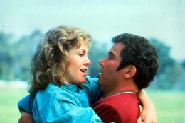 Captain Kirk (William Shatner, r.) schafft es zum Gl&uuml;ck, das Misstrauen der Meeresbiologin Gillian Taylor (Catherine Hicks, l.) zu zerstreuen.