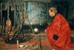Auf der Suche nach dem goldenen Kind (J.L. Reate, l.) ger&auml;t Detektiv Chandler Jarrell an die Gegenspieler um Sardo Numspa ( Charles Dance, r.), die das Kind t&ouml;ten wollen ...