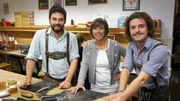 Annette Krause in der Lederhosenwerkstatt mit Engelbert und Michael Aigner in Berchtesgaden. Annette Krause in der Lederhosenwerkstatt mit Engelbert und Michael Aigner in Berchtesgaden.