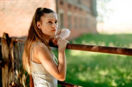 Bei einem ihrer Streifz&uuml;ge durch das sommerliche Dorf entdeckt Maria (Marlene Burow) den Henner-Hof.