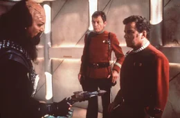 Die F&ouml;derationsoffiziere Dr. McCoy (DeForest Kelley, M.) und Kirk (William Shatner, r.) werden wegen Mordes festgenommen ...