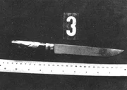 Ein Serienm&ouml;rder schl&auml;gt ab 1982 immer wieder in Halle-Neustadt zu. Die Polizei sichert das Tatwerkzeug.